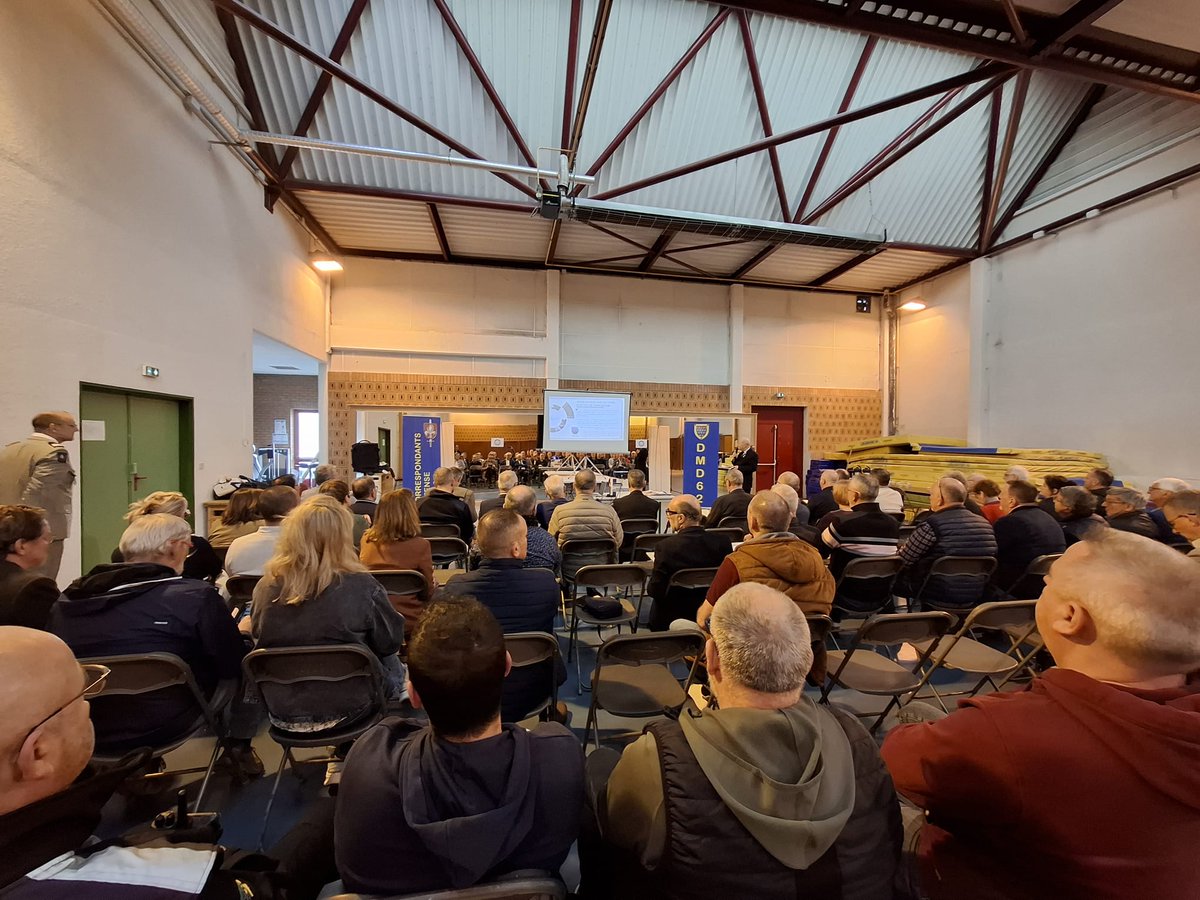 J2PDEF's tweet photo. RĂ©pondant Ă lâinvitation de la DMD62, je suis intervenu Ă la rĂ©union des #CORDEF le 9 avril Ă Calais sur le @BleuetFrance et ce qui est attendu des Ă©lus pour les collectes puis sur la FNAM pour les voyages pĂ©dagogiques Ă vocation mĂ©morielle. https://t.co/GCs4HP4J6D