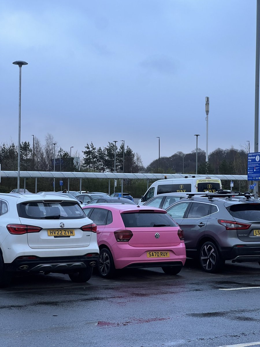 Carsofglasgow1's tweet image. Some interesting coloured cars in the Tesco car park today. Do we think the VW Polo is a factory pink? 🧐