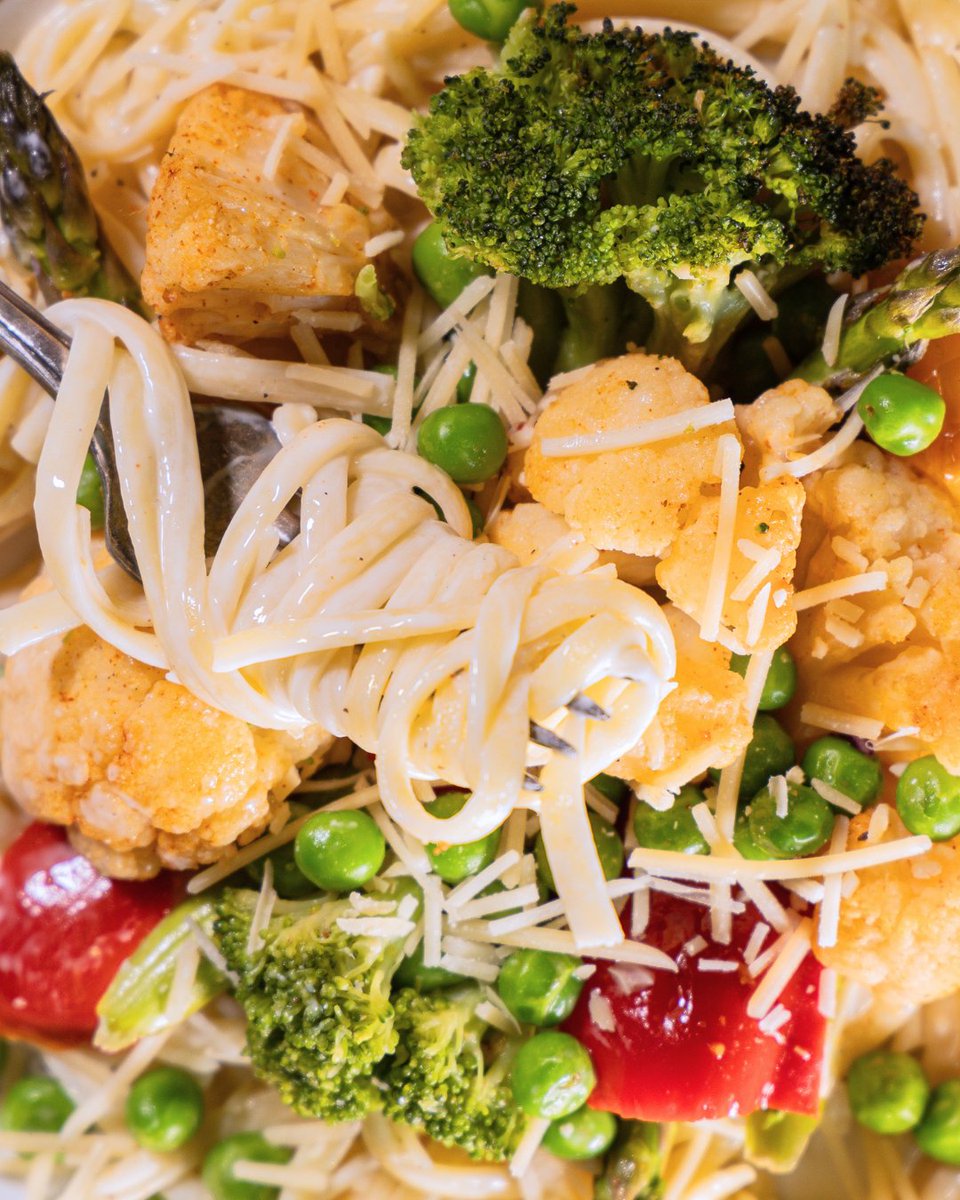 SeattleSutton's tweet image. The pasta-bilities at Seattle Sutton’s are delicious, always satisfying! 🍝✨ Enjoy the Penne Vodka Meatballs and our veggie packed Chicken Linguine Alfredo in your next delivery. seattlesutton.com 
#seattlesuttons #healthypasta #mealdelivery #freshfood