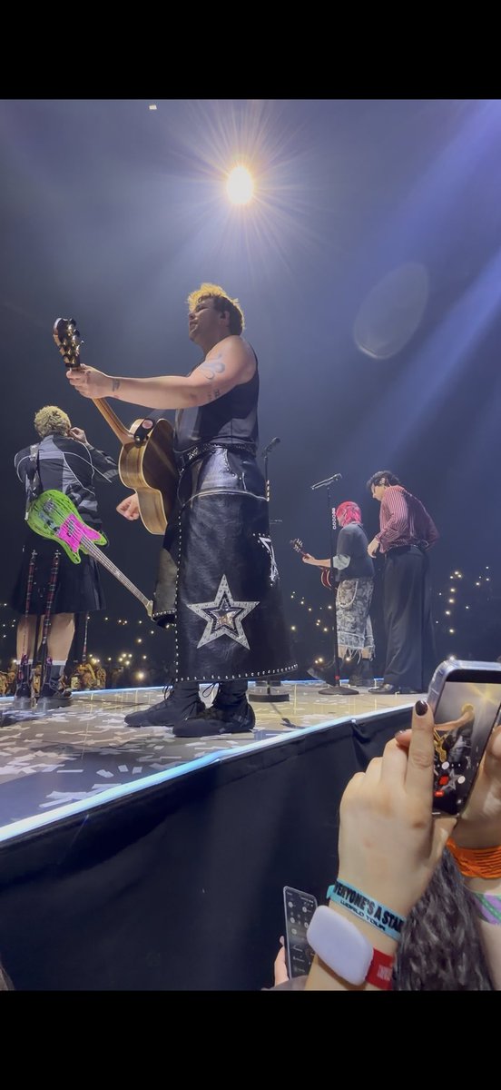 The Crazy Beyhive 🇫🇷 tweet media