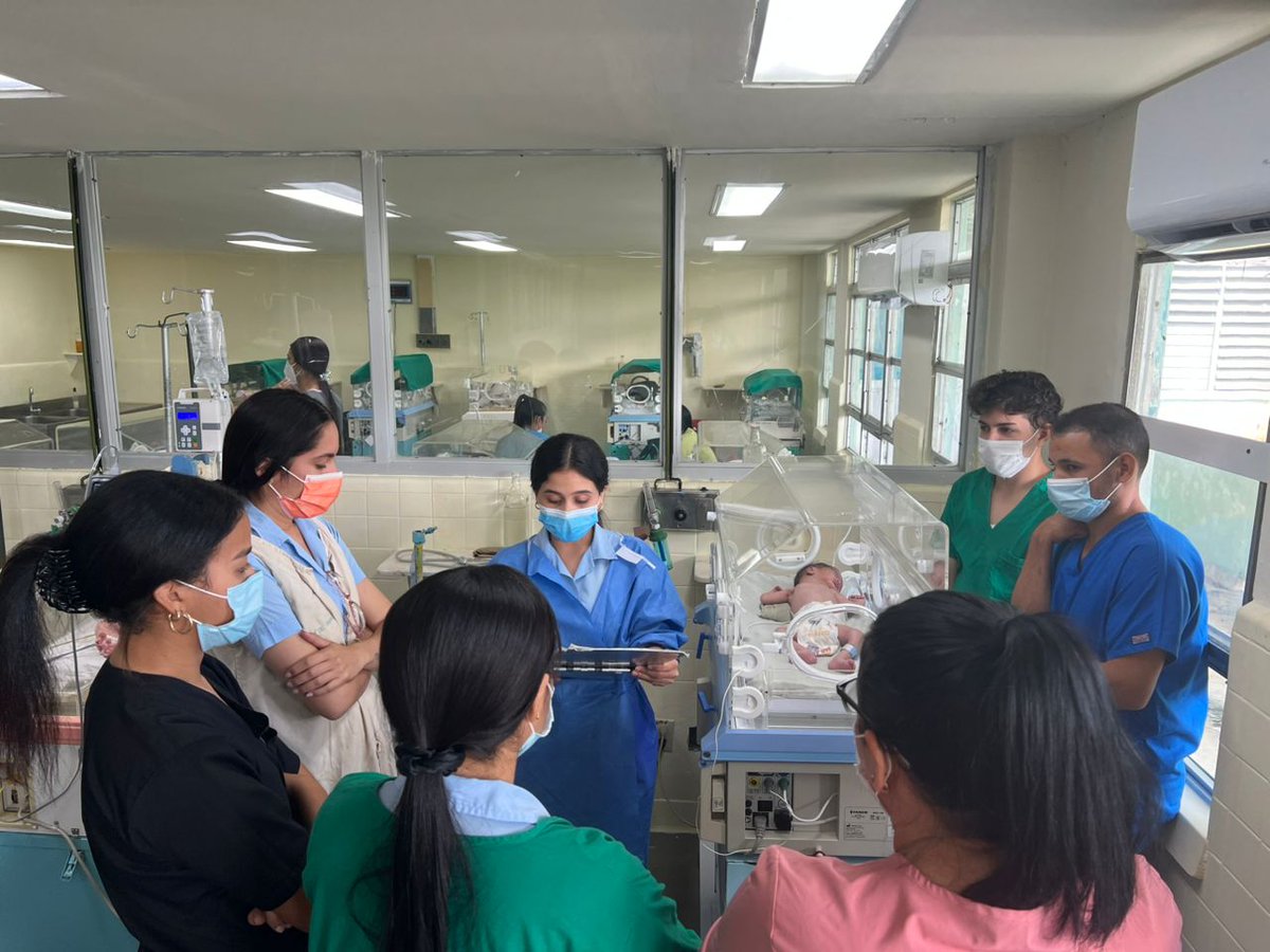 GladielisA86100's tweet photo. 👶Abril por la Pediatría, más que un slogan es un llamado de atención a la familia sobre el cuidado de los pequeños de casa. El servicio de Neonatología del #HospitalGuevara realiza acciones didácticas con los estudiantes de Enfermería #LasTunas @MINSAPCuba @DtorDgsTunas @UJCheg https://t.co/CsfnoYqly3