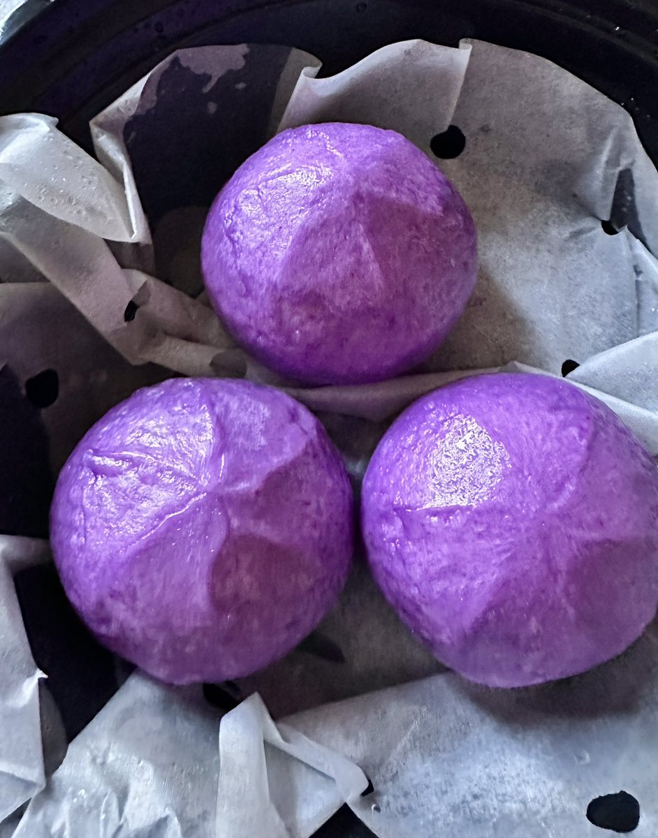 sonisfood's tweet image. Had these insanely delicious Ube dumplings with red bean filling in NYC  last summer 🍠
#ThrowbackThursday 

QP or Share your purple 🟣💜🟣