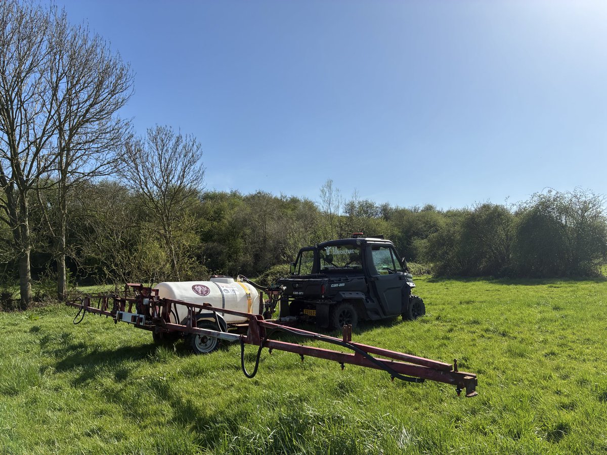 DJLAmenity's tweet photo. A bit more herbicide spraying in grass week. Treating docks #weeds #herbicide #spraying 

https://t.co/IxbaSdY1kE 
📞 01283 358057 

#supply and #apply 👍🏼🚛 https://t.co/oCQh5DoI8x