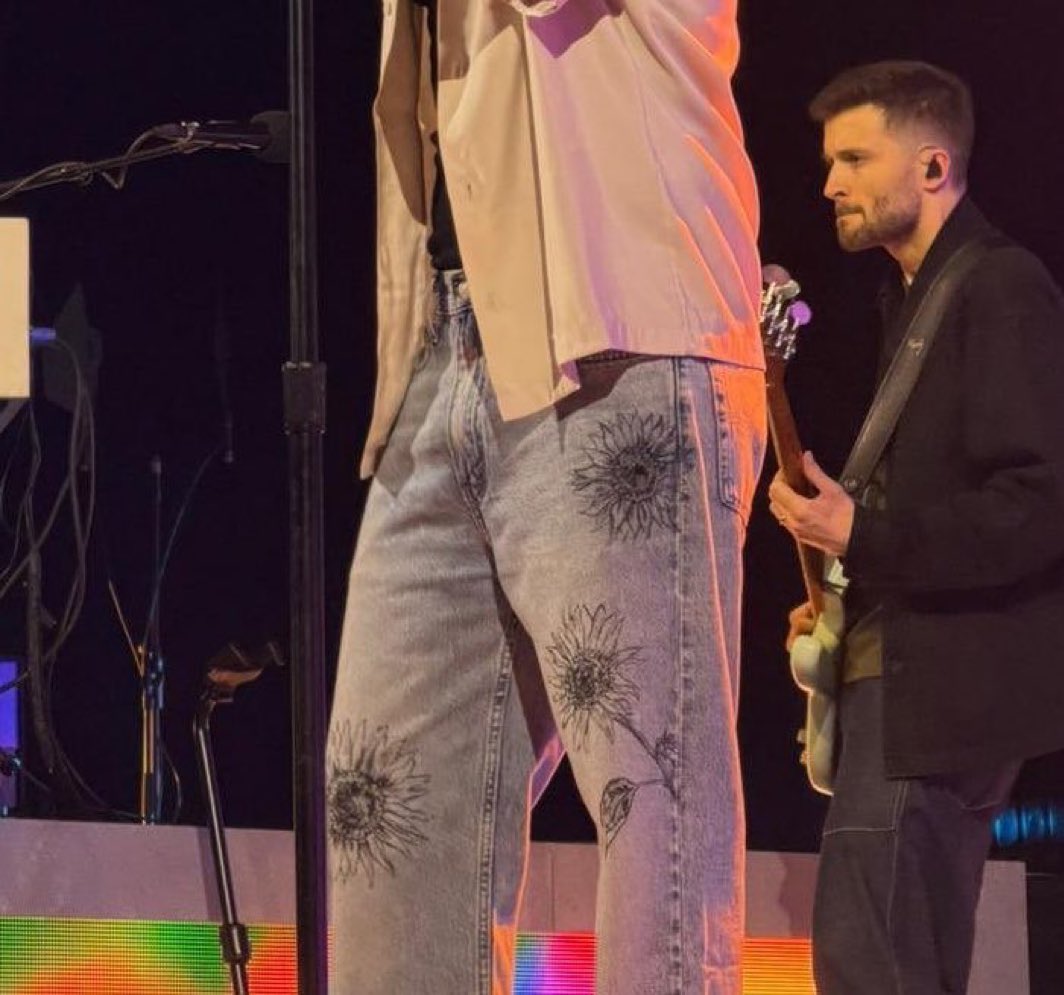 sof ໑̣ tweet media