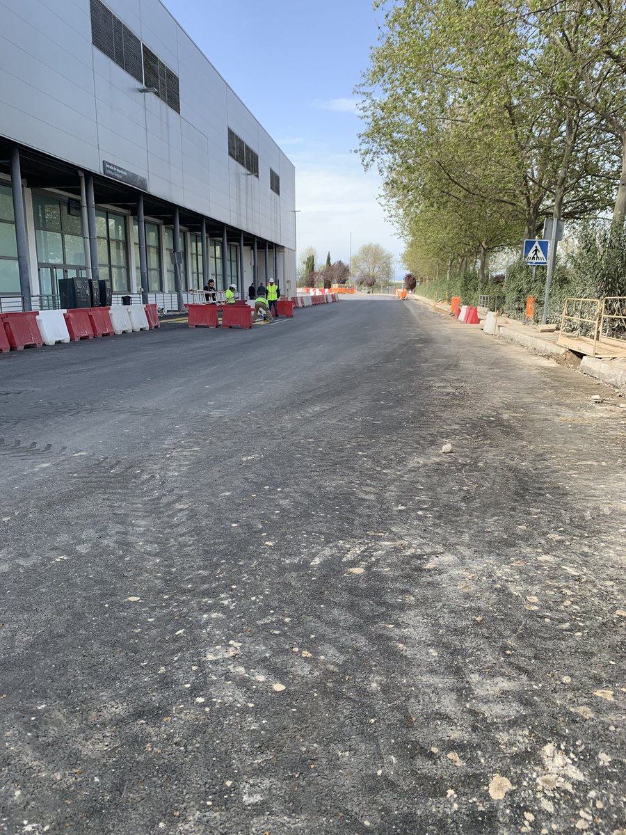 Así esta el estado actual del nuevo circuito de F1 de Madrid a su paso por <a href="/IFEMA/">IFEMA MADRID</a> Es increíble imaginar los F1 a 200 km pegados a los pabellones 8 y 10 del recinto ferial.Seguro que será  un espectáculo de ⚽️🎾🥎
#F1 #Formula1 #Motorsport #MADRING #SpanishGP #F1Madrid #GrandPrix