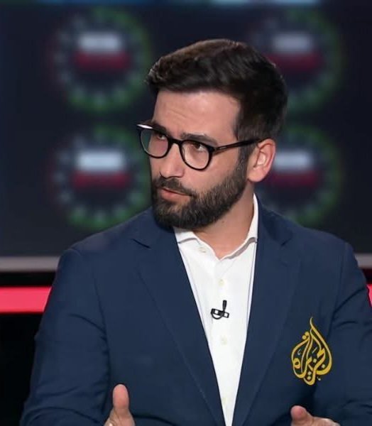 وأنت تشاهد بقية المحللين في هذا البرنامج..!!
ستلاحظ أن هذا هو الوحيد الذي يحترم آداب الحوار والنقاش..!!

لا يقاطع أحد.. ولا يرفع صوته.. يستمع  وينتظر دوره..!!
وحين يتكلم.. يضربهم بالمنطق.. ويجلدهم 
 بالحجة الدامغة..!!
ويُفكك الطرح أمامهم بهدوء وثقةكبيرة..!!