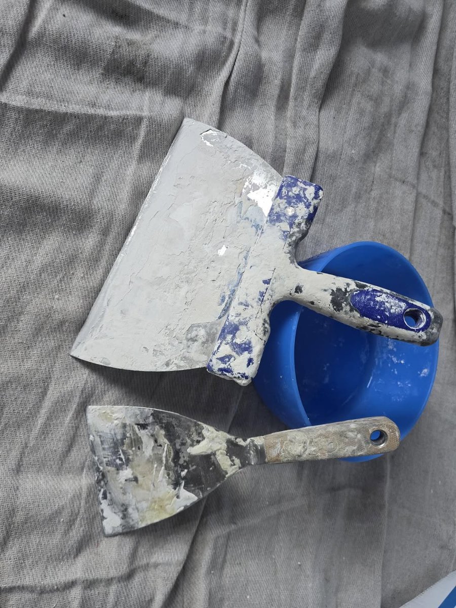 DecoratorsU's tweet image. People keep calling me a tosher because of the state of my filling knives.

#knives #decorator #painter