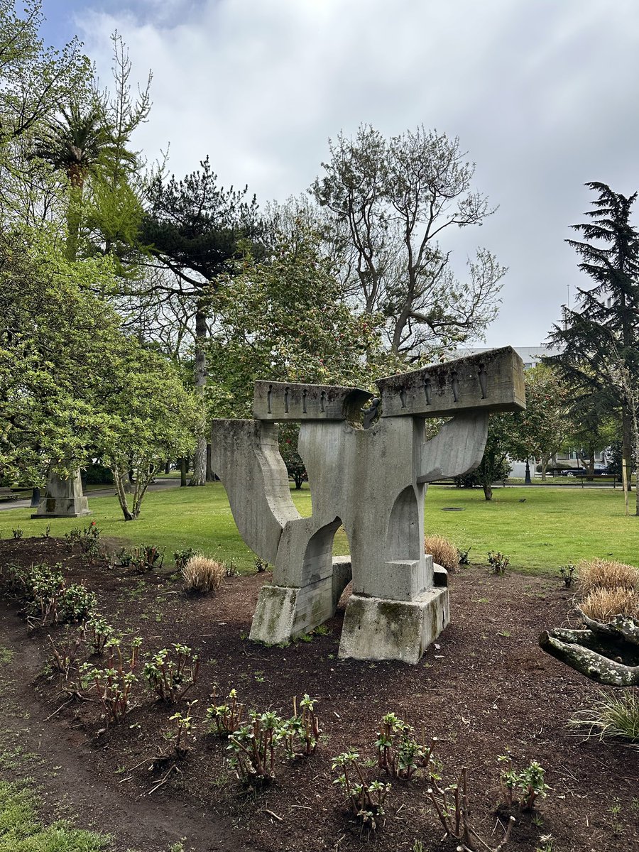 maestro_chema's tweet photo. A importancia de coñecer a contorna: HABITANTES DOS XARDÍNS, coa intención de coñecer as personalidades ás que se les rinde homenaxe no Xardín. Aparte, un DRUIDA descubrirálles a pócima da amizade a través  do recoñecemento dalgunhas especies arbóreas que están presentes alí. https://t.co/TKAjrnk3Cf