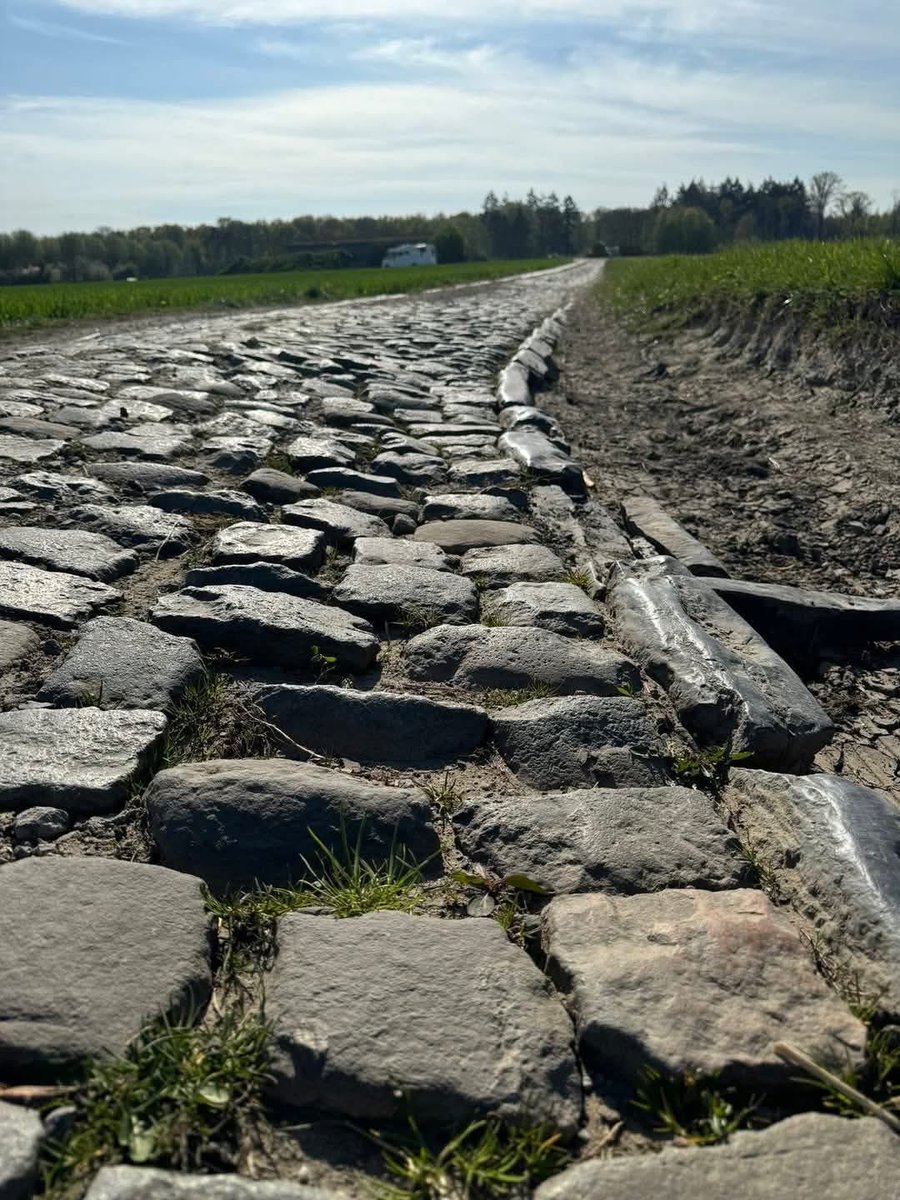aad1906's tweet photo. 12-04-2026 🚴🍺🍟
#ParisRoubaix https://t.co/7NTIQ7coub