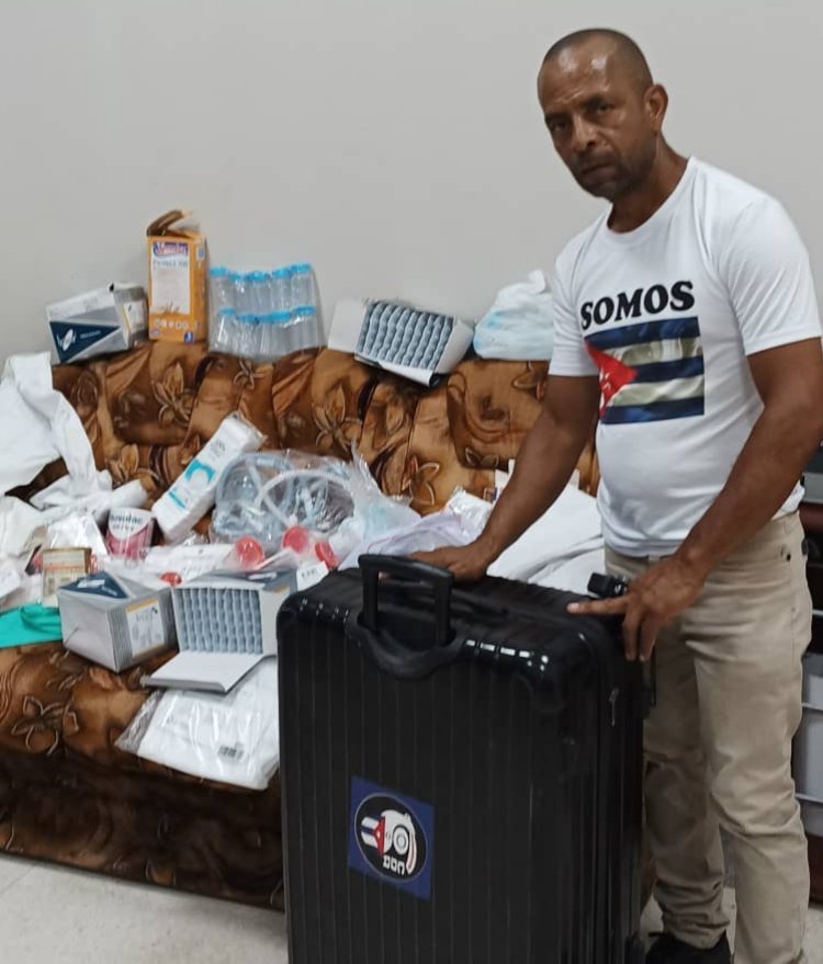 Hasta el Hospital "América Arias" (Maternidad de Línea) llegaron los #CDRCuba y el proyecto "A Cuba hay que quererla" a entregar una donación de medicamentos e insumos médicos. 
#Cuba  #CubaNoSeRinde