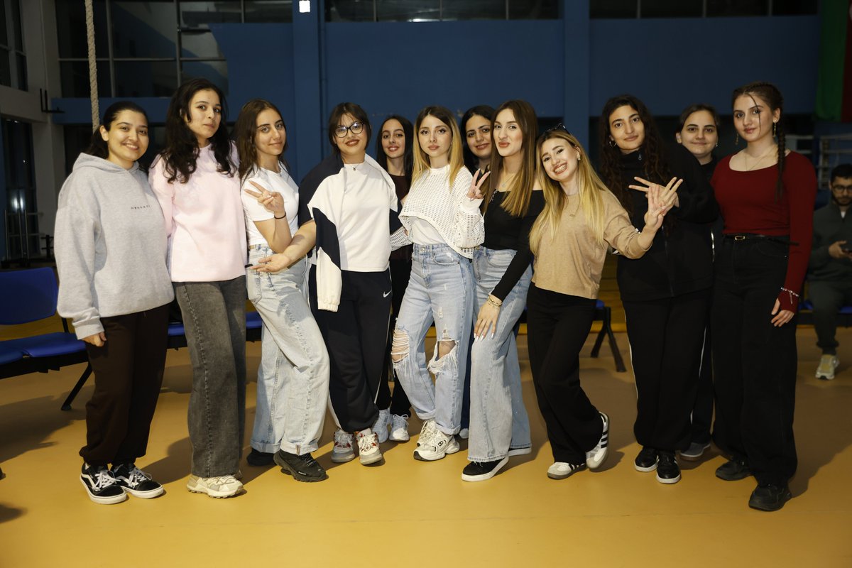 Düşərgənin birinci günü yüksək əhval-ruhiyyə ilə başa çatıb. 🎶

Səmimi və enerjili atmosferdə keçən musiqi axşamı düşərgə iştirakçıları üçün unudulmaz anlarla yadda qalıb. 

#AKTİ #AzərbaycanKönüllüləri #FövqəladəHallarNazirliyi #AzGF #FövqəladəHallarKönüllüləri