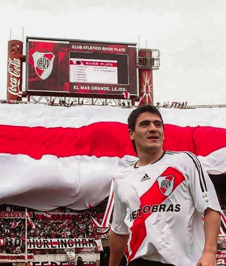 OrteguitaEterno's tweet photo. A continuación un Hilo con los que para mi son 15 de los mejores goles de Ortega en todas las etapas que el Burrito jugó en la Banda. Este hilo no tiene orden, aviso.

Se agradece like, rt y si dejan un follow, River gana la Sudamericana 2026😉 https://t.co/6ahSJuIhAA