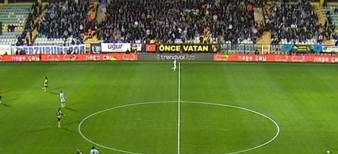 BurakDoser's tweet photo. Rakibin “Önce Vatan” pankartını kapatmamak için kendi pankartlarını asmayan yiğitlere “DADAŞ” denir… https://t.co/LvHqHW9uWG