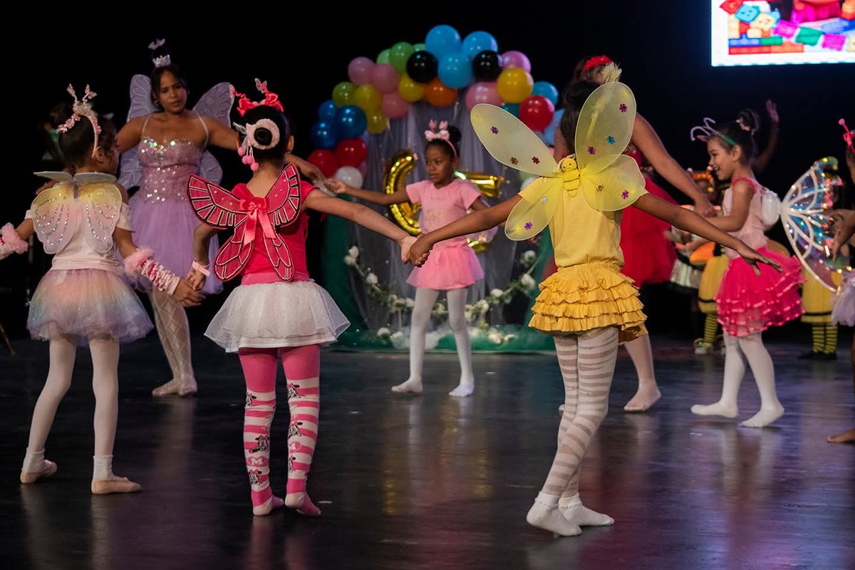 La belleza de formar a los pequeños en la Primera Infancia fue celebrada hoy en el Teatro #Bayamo durante la gala por el aniversario 65 de la Creación de los Círculos Infantiles, el 10 de abril de 1961.
 📸 CMKX Radio Bayamo
#Cuba
#EducaciónGranma
#CírculosInfantiles