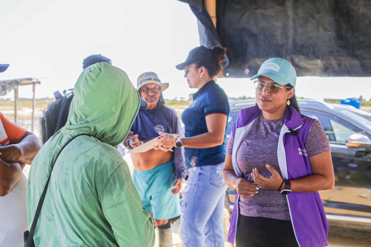 AnaLeonOk's tweet photo. ✅ 70 productores de sal de la parroquia #JoséLuisTamayo recibieron kits de alimentos, gracias al apoyo del Gobierno Nacional, a través de la Jefatura Política de Salinas.

Este aporte beneficia a los artesanos afectados por la etapa invernal, brindando alivio a sus familias. https://t.co/IK5TvpVjVc