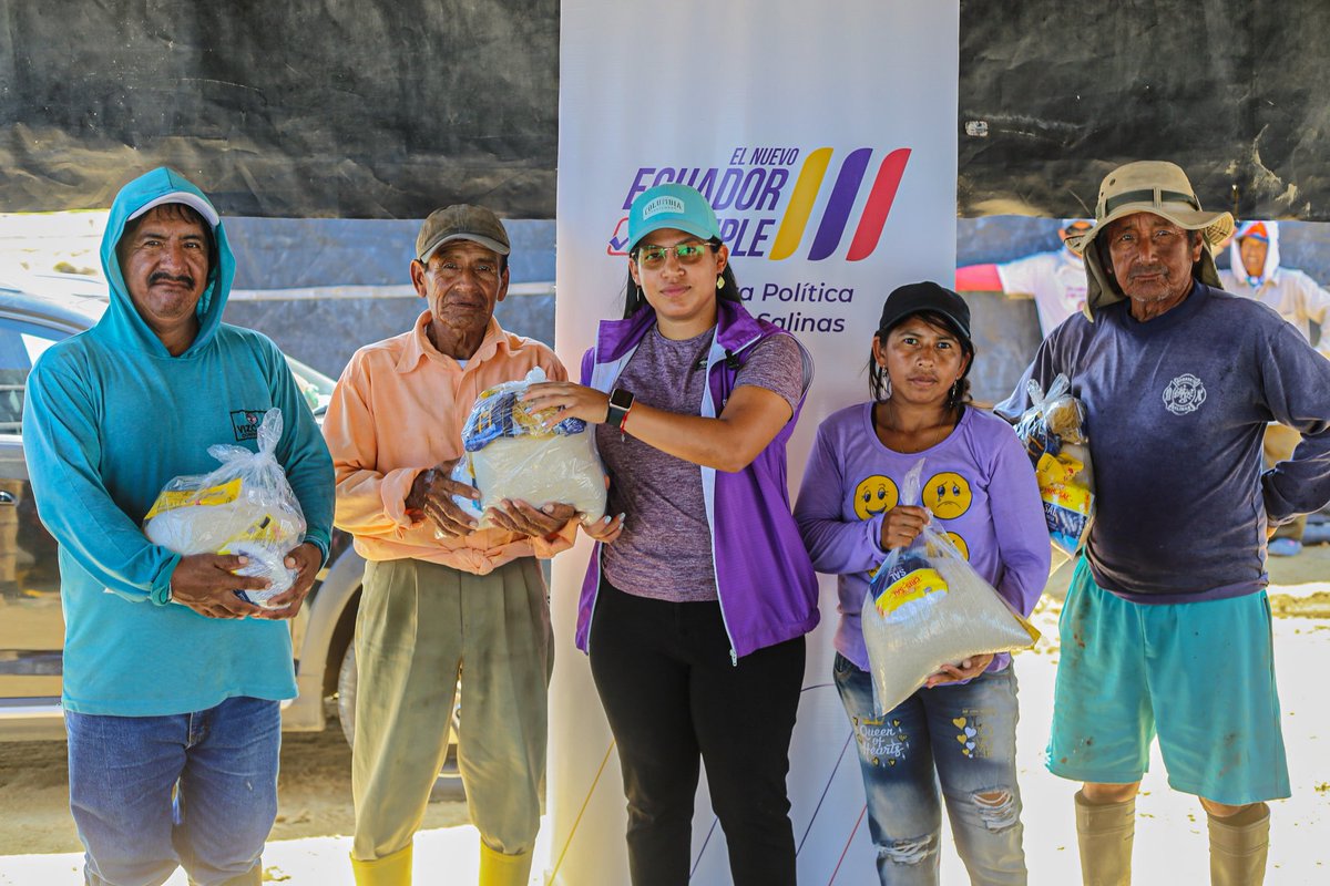 AnaLeonOk's tweet photo. ✅ 70 productores de sal de la parroquia #JoséLuisTamayo recibieron kits de alimentos, gracias al apoyo del Gobierno Nacional, a través de la Jefatura Política de Salinas.

Este aporte beneficia a los artesanos afectados por la etapa invernal, brindando alivio a sus familias. https://t.co/IK5TvpVjVc