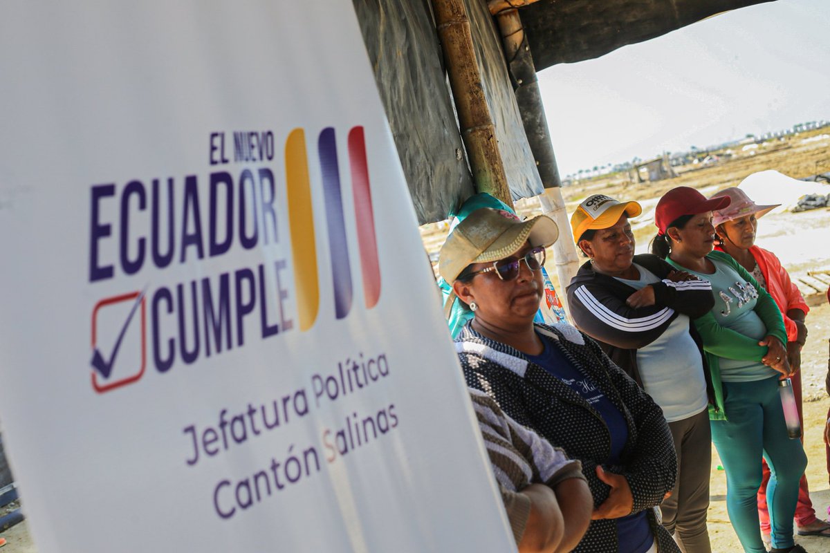 AnaLeonOk's tweet photo. ✅ 70 productores de sal de la parroquia #JoséLuisTamayo recibieron kits de alimentos, gracias al apoyo del Gobierno Nacional, a través de la Jefatura Política de Salinas.

Este aporte beneficia a los artesanos afectados por la etapa invernal, brindando alivio a sus familias. https://t.co/IK5TvpVjVc