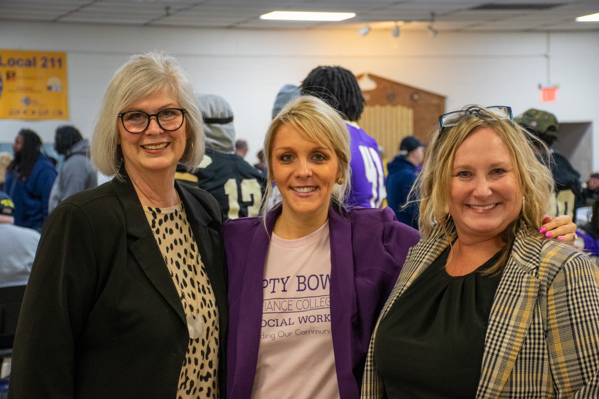 defiancecollege's tweet photo. Empty Bowls was a huge success! 🥣
500+ attendees helped raise $20K+ to support those in need - thank you!
Special thanks to Destiny Pier, Janie Isakson, Lyndsi Lorenzen, Sydney Fogt, Macie Cordes &amp; Tess Homier Salisbury. “Seeing this level of compassion made it all worthwhile.” https://t.co/HT6tZGRdIU