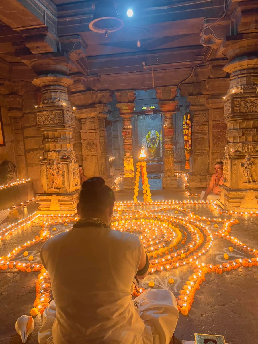 शास्त्रों के अनुसार, दीपदान केवल प्रकाश प्रज्वलित करने की एक भौतिक प्रक्रिया नहीं है, बल्कि यह जड़ तेज और परम चैतन्य के मध्य एक आध्यात्मिक सेतु है! शारदा तिलक तंत्र और अग्नि पुराण जैसे ग्रंथों में स्पष्ट उल्लेख है कि दीप की ज्योति साक्षात् ज्ञान का स्वरूप है, जो अज्ञान रूपी माया