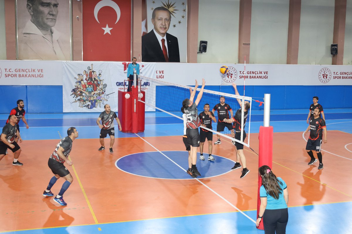 10 Nisan Polis Haftası kapsamında düzenlenen voleybol turnuvası ödül töreniyle tamamlandı 🏐

Avanos Kaymakamımız Sayın Osman Bilici ile birlikte dereceye giren takımlara kupalarını takdim ettik. 

Tüm ekipleri tebrik ediyor, emniyet teşkilatımızın Polis Haftası’nı kutluyorum.👏