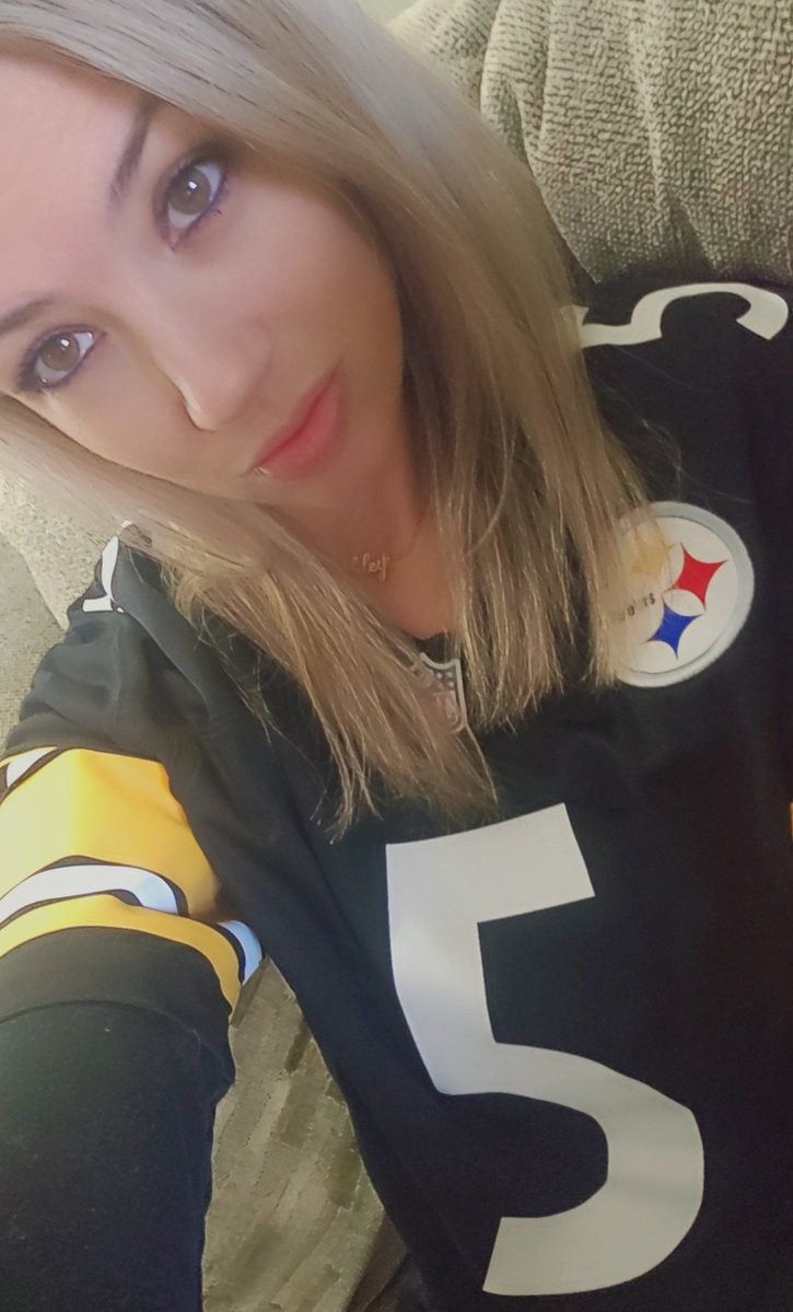 Ashleyy86's tweet image. #Throwback #selfie since it's actually Thursday and of course wearing my man's jersey 🤭 #Ramsey 🖤💛