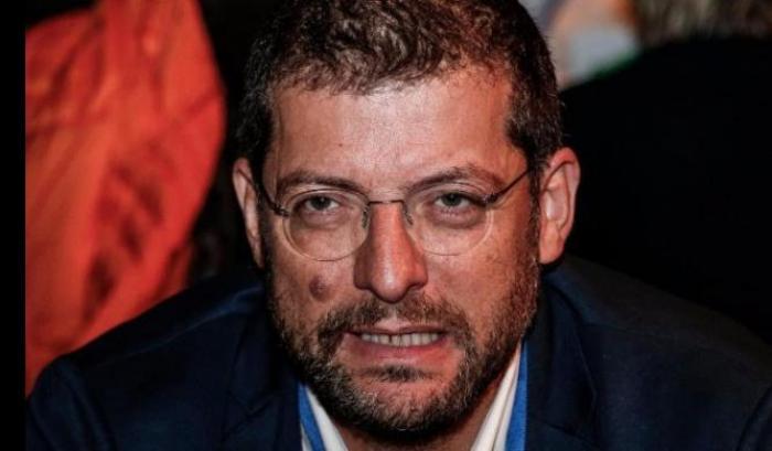 Si può sapere perchè questo pidiota col porro viene presentato come storico? #drittoerovescio