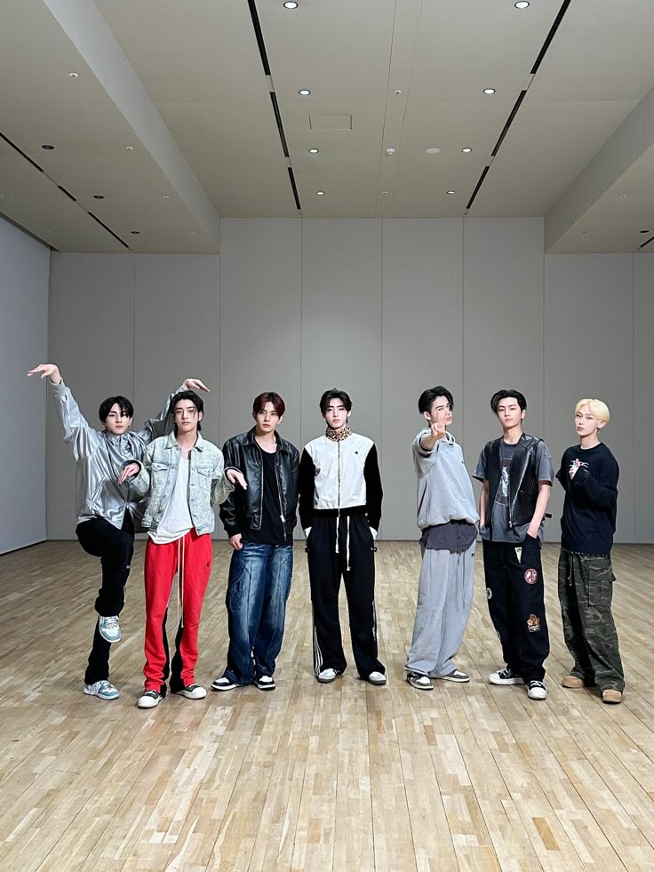 Guess who is the leader 🤔

ENGENES aren’t asking, we’re demanding. Respect ENHYPEN as seven and ensure their individuality is respected or face boycott and permanent loss of trust.

#ENHYPEN_Is_Forever_sevEN
#BOYCOTT_BELIFT_until_Change