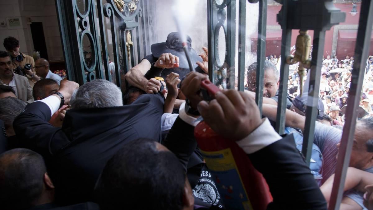 UnoNoticias's tweet photo. Suspenden sesión en Congreso CDMX por irrupción de Asamblea de Barrios; dictan receso. #AlertaCDMX https://t.co/v8kj0UY7L4 https://t.co/mo6h910Tcz