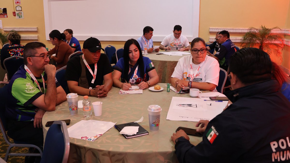 PoliciaMeridaMx's tweet photo. Durante el Congreso Internacional D.A.R.E., nuestros elementos participaron en capacitaciones y talleres que fortalecen su preparación constante.

A través de estas acciones de intercambio de información, reforzamos la prevención social del delito

#MéridaContigoEsMejor https://t.co/bmJ1bZoDly