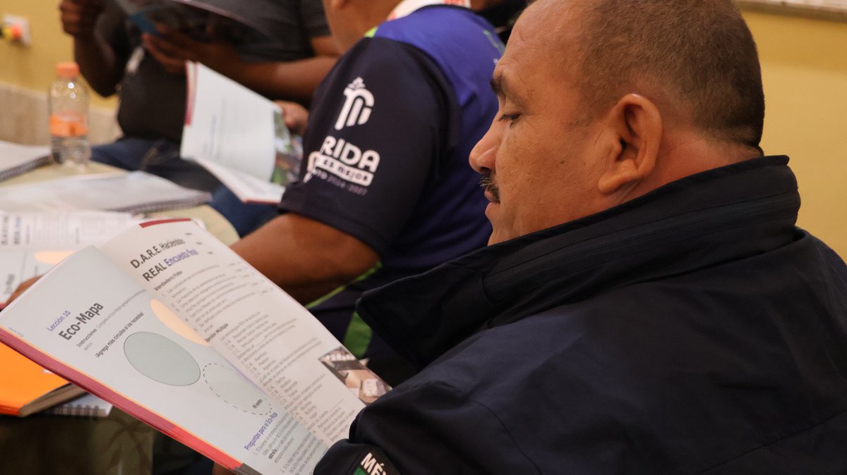 PoliciaMeridaMx's tweet photo. Durante el Congreso Internacional D.A.R.E., nuestros elementos participaron en capacitaciones y talleres que fortalecen su preparación constante.

A través de estas acciones de intercambio de información, reforzamos la prevención social del delito

#MéridaContigoEsMejor https://t.co/bmJ1bZoDly