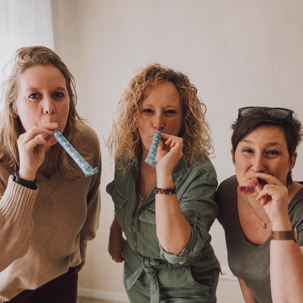VerheijBetty's tweet photo. Samen met m’n partners in crime, @hedwigfotografie &amp; @MDPictures , vierde ik op 1 april dat onze samenwerking echt van start is gegaan. 🥳 Met Fotostudio Polderlicht is Emmeloord een prachtige creatieve plek rijker. 📸 #fotostudio #daglichtstudio #fotostudiopolderlicht #NOP https://t.co/yCoQYxb7ZD
