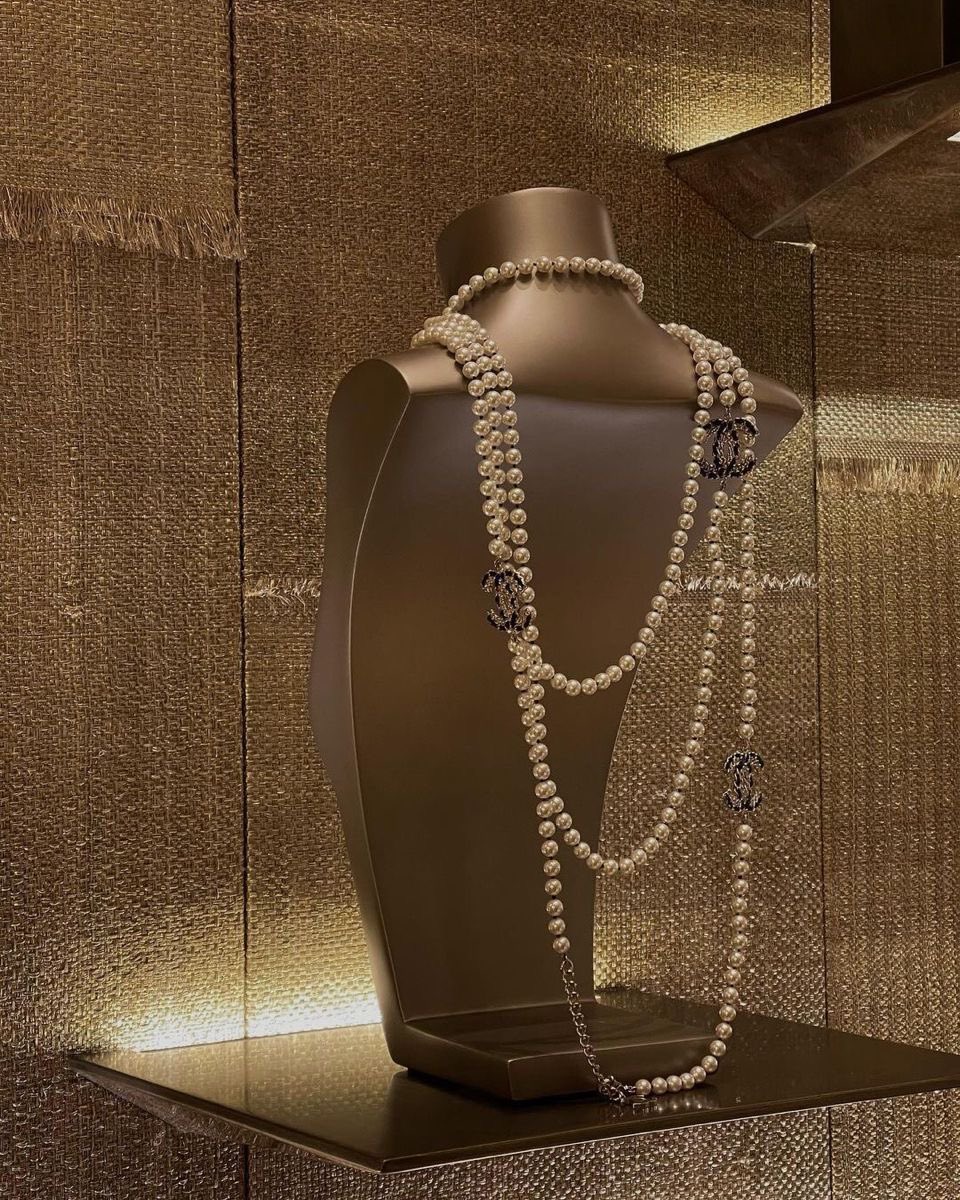 automatiquem's tweet image. I want both Chanel necklaces around my neck. They were made for me