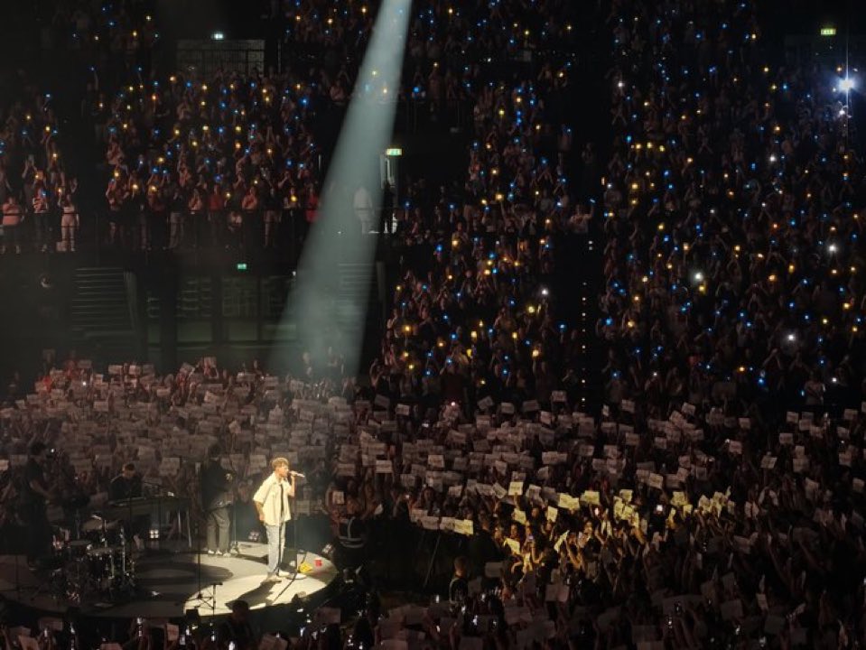 LTHQItaly's tweet photo. Il pubblico di Bologna durante 'LUCID' 💙💛 

#HDWGHWTBologna https://t.co/P1mfgiPyrZ