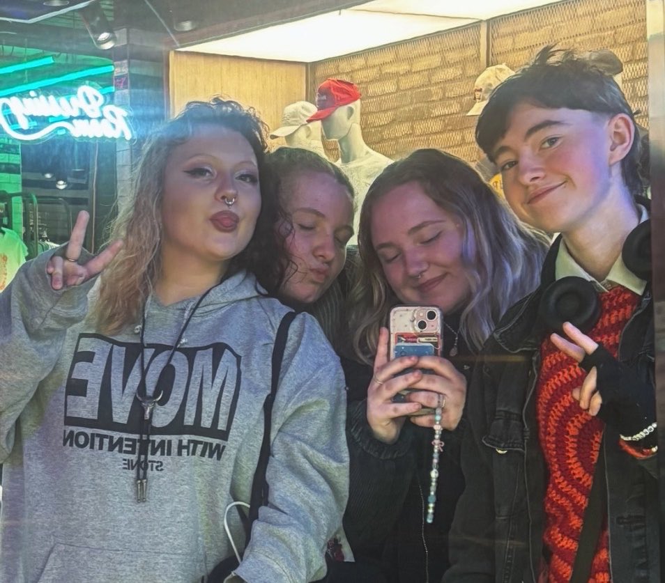 Milo - CALUM TOOK MY PHONE tweet media