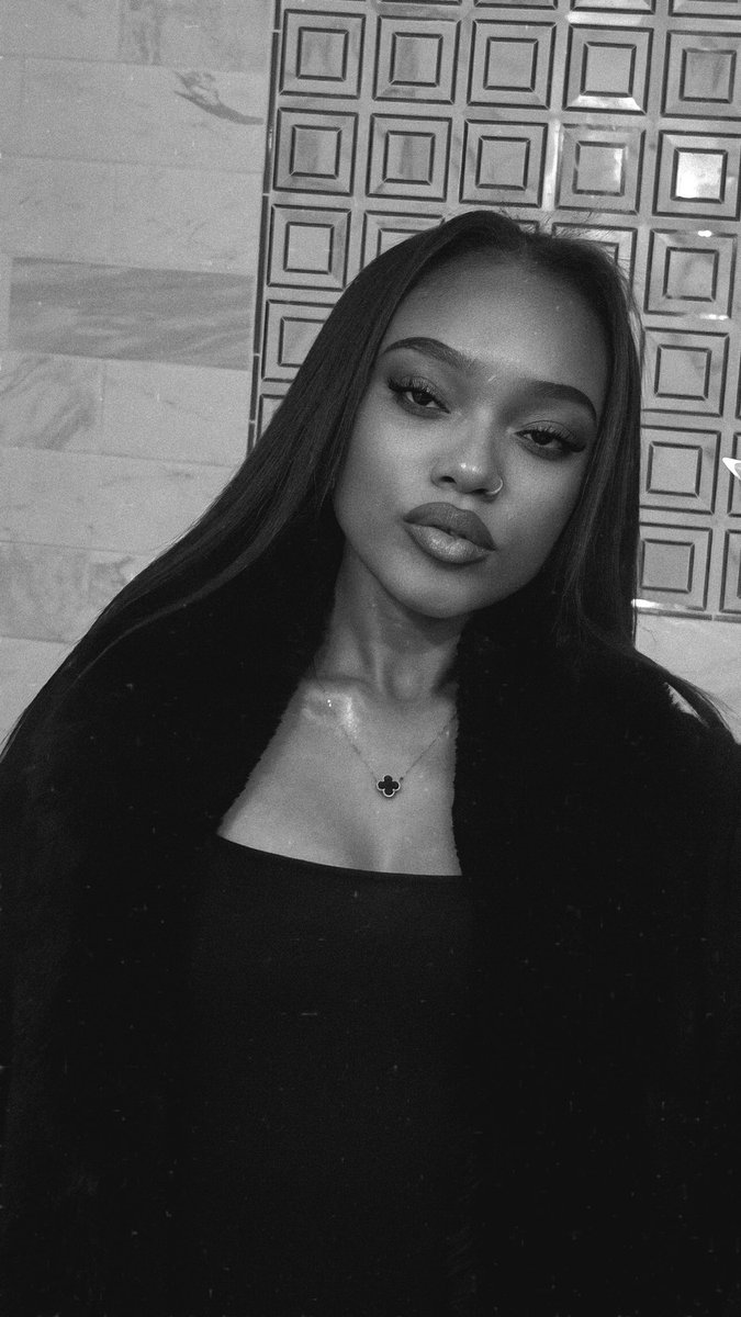 thankyouslime's tweet photo. Obsessed with my face https://t.co/lj67vWcxpq