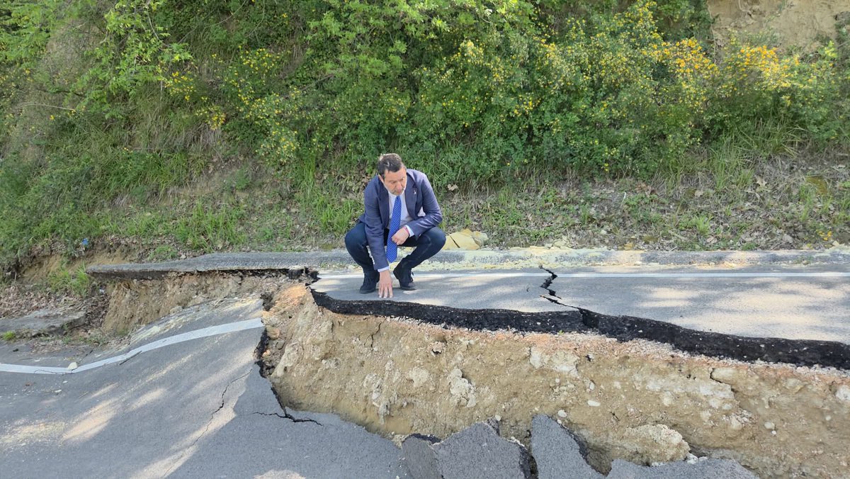 AntonelloFiore4's tweet photo. Sembra che al Ministero #Salvini, durante il sopralluogo alla #frana di #Petacciato, gli siano cadute le chiavi della macchina, finite in una frattura della frana. https://t.co/aGX5pqRAEr