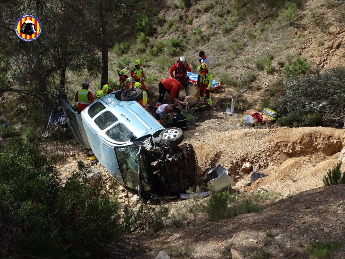 BombersValencia's tweet photo. 📸Intervenció este matí per accident a la CV-439 a Cofrentes, amb cotxe caigut a un barranc i conductora atrapada i ferida.

🧑‍🚒Sergent de Requena, bombers Requena, bombers voluntaris de Cofrentes i Ayora, GERA i helicòpter V-990. https://t.co/dLJCSg9ZMb