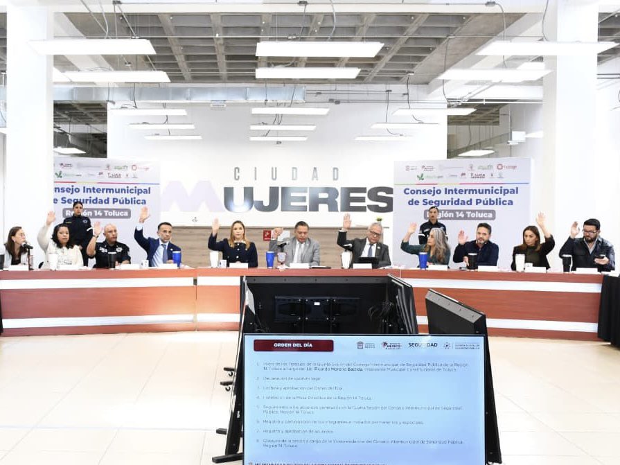 Anaamunizneyra's tweet photo. Con enorme responsabilidad, esta mañana asumí la presidencia del Consejo Intermunicipal de Seguridad Pública de la Región XIV Toluca, desde donde seguiremos trabajando por la tranquilidad de las familias atenquenses y de toda la región.

Reconozco el trabajo realizado por mi compañero, el presidente municipal de Toluca, @rimoba, quien presidió este Consejo con responsabilidad y profesionalismo.

Durante la quinta sesión de este Consejo, invité a sus integrantes a sumar su experiencia y compromiso para fortalecer la prevención, la proximidad social y la inteligencia operativa, como base de nuestras políticas de seguridad.