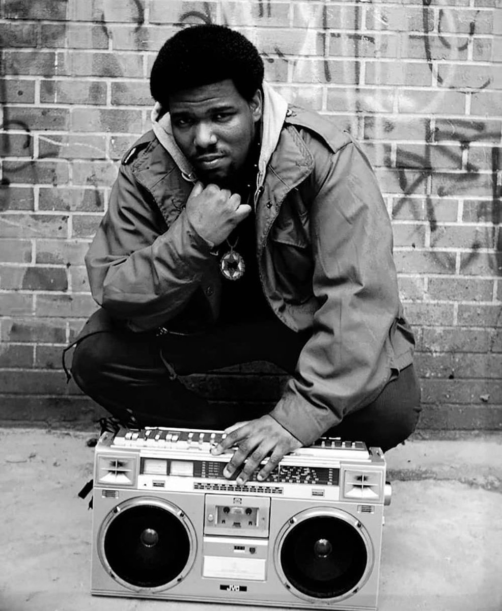 🚨 Afrika Bambaataa, pioneiro do hip-hop morre aos 67 anos 

Segundo o TMZ, ele faleceu em decorrência de complicações de um câncer 💔💔💔