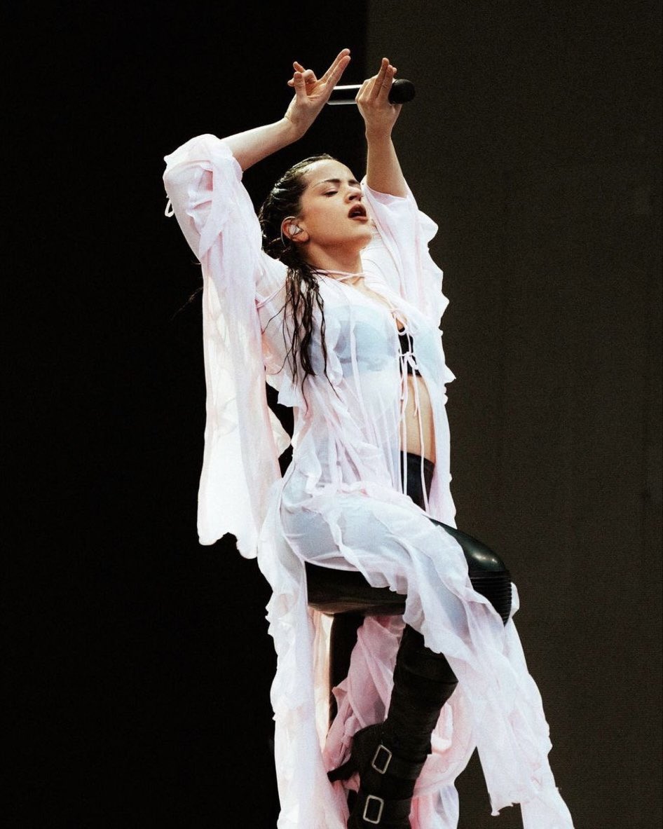 rosalía valencia ♱ tweet media