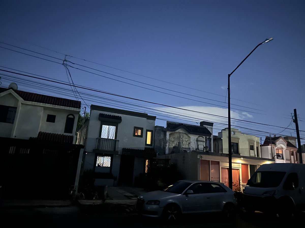 delarosalau's tweet photo. Que se necesita para que hagan caso a los reportes de luminaria apagada y carros yonkeados en #Guadalupe ? @HectorGarciaNL @municipiodegpe 
Calle Emperador y calle duque, Jardines de Nva Lindavista. Meses con este problema. @elnorte_sos https://t.co/K3n1TMShPE