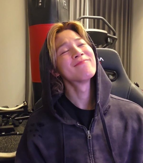 محبوب قلبي 
انا فخوره بك كثيرا لقد قدمت بالفعل اداء رائع 
كنت متالقا مثل نجوم حديثه الولاده مشعه بدون توقف 
حتى وان عم الضباب والامطار 
يستمر لمعانك 
واضحا لمسافات بعيده 
استشعر لمعانك من مسافتي البعيده فهي تصل الى اعمق نقطه بقلبي فتخيل لو كنت امامي 
لكنت اشرقت انا ايضا ❤✨