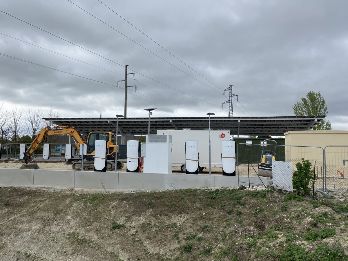 DSchoelens's tweet image. Agrandissement en cours d'une station #Tesla à Artenay.
Photo de jpz68

Comme d'hab, ma carte : tinyurl.com/StationsVE
L'actu des stations sur mon groupe FB : tinyurl.com/GroupeFacebook…
