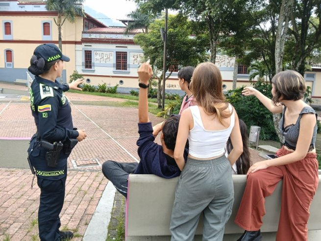 ProteccionPonal's tweet photo. En el centro histórico desarrollamos acciones de control y prevención, promoviendo en #Ibagué el respeto por los espacios culturales.

Construimos identidad y entornos seguros💚🫡.

#TurismoSeguro https://t.co/7BHiEJKzcS