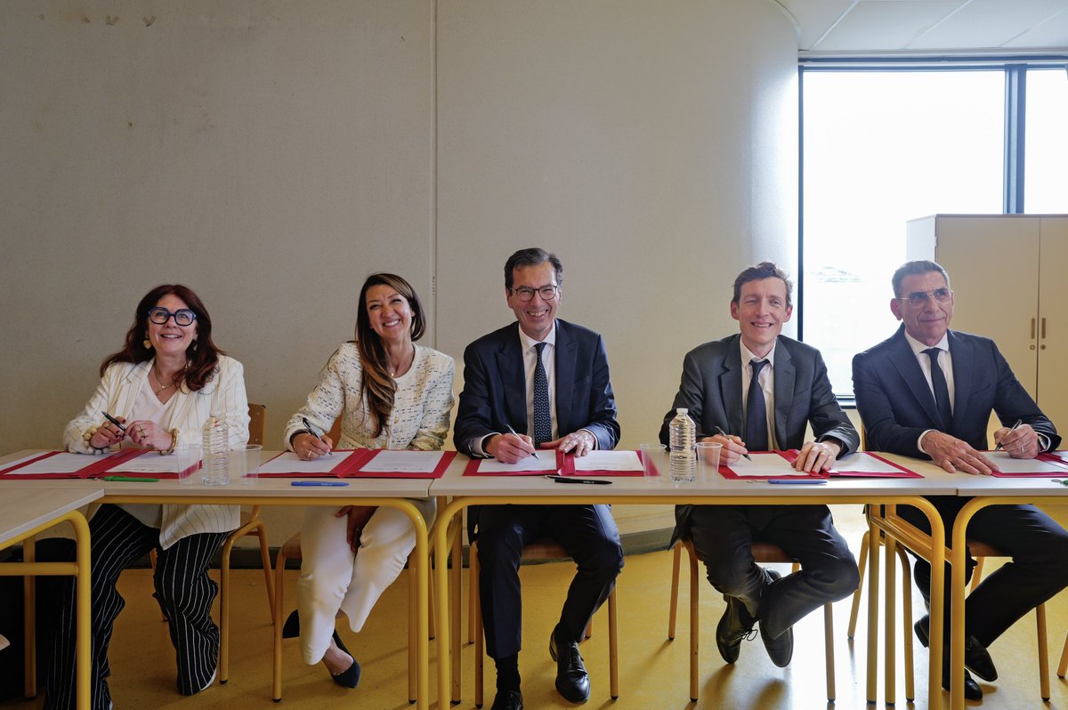EdouardGeffray's tweet photo. Confiance en soi, CV,  entretiens... l'insertion professionnelle, ça se prépare ! 

Avec @JPFarandou et @SabrinaRoubache au lycée La Tournelle de La Garenne-Colombes, qui forme chaque année des jeunes aux métiers dont nos entreprises ont besoin, dans l’industrie comme dans le secteur tertiaire. 

Pour les accompagner au mieux, ils peuvent désormais bénéficier d’AvenirPro, un parcours renforcé en partenariat avec @FranceTravail et l’@UNmissionlocale. Ateliers collectifs, échanges individuels et rencontres avec des professionnels favorisent leur insertion sur le marché du travail. 

La convention signée aujourd’hui généralise cette ambition et l’ancre dans un partenariat durable, au plus près des réalités de chaque territoire.

Merci aux élèves et aux équipes du lycée pour leur accueil !