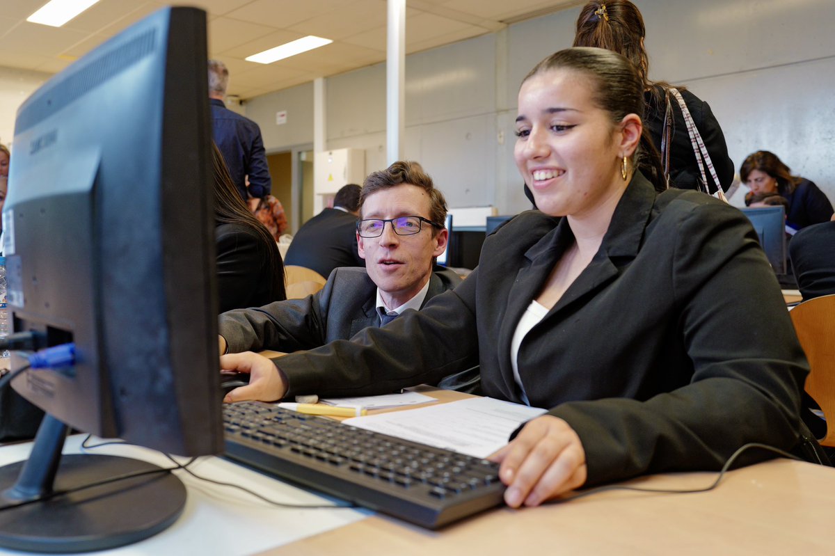 EdouardGeffray's tweet photo. Confiance en soi, CV,  entretiens... l'insertion professionnelle, ça se prépare ! 

Avec @JPFarandou et @SabrinaRoubache au lycée La Tournelle de La Garenne-Colombes, qui forme chaque année des jeunes aux métiers dont nos entreprises ont besoin, dans l’industrie comme dans le secteur tertiaire. 

Pour les accompagner au mieux, ils peuvent désormais bénéficier d’AvenirPro, un parcours renforcé en partenariat avec @FranceTravail et l’@UNmissionlocale. Ateliers collectifs, échanges individuels et rencontres avec des professionnels favorisent leur insertion sur le marché du travail. 

La convention signée aujourd’hui généralise cette ambition et l’ancre dans un partenariat durable, au plus près des réalités de chaque territoire.

Merci aux élèves et aux équipes du lycée pour leur accueil !
