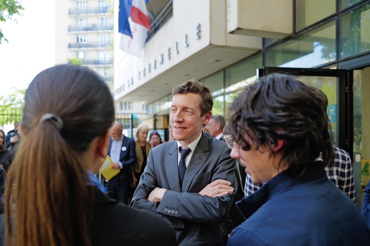 EdouardGeffray's tweet photo. Confiance en soi, CV,  entretiens... l'insertion professionnelle, ça se prépare ! 

Avec @JPFarandou et @SabrinaRoubache au lycée La Tournelle de La Garenne-Colombes, qui forme chaque année des jeunes aux métiers dont nos entreprises ont besoin, dans l’industrie comme dans le secteur tertiaire. 

Pour les accompagner au mieux, ils peuvent désormais bénéficier d’AvenirPro, un parcours renforcé en partenariat avec @FranceTravail et l’@UNmissionlocale. Ateliers collectifs, échanges individuels et rencontres avec des professionnels favorisent leur insertion sur le marché du travail. 

La convention signée aujourd’hui généralise cette ambition et l’ancre dans un partenariat durable, au plus près des réalités de chaque territoire.

Merci aux élèves et aux équipes du lycée pour leur accueil !