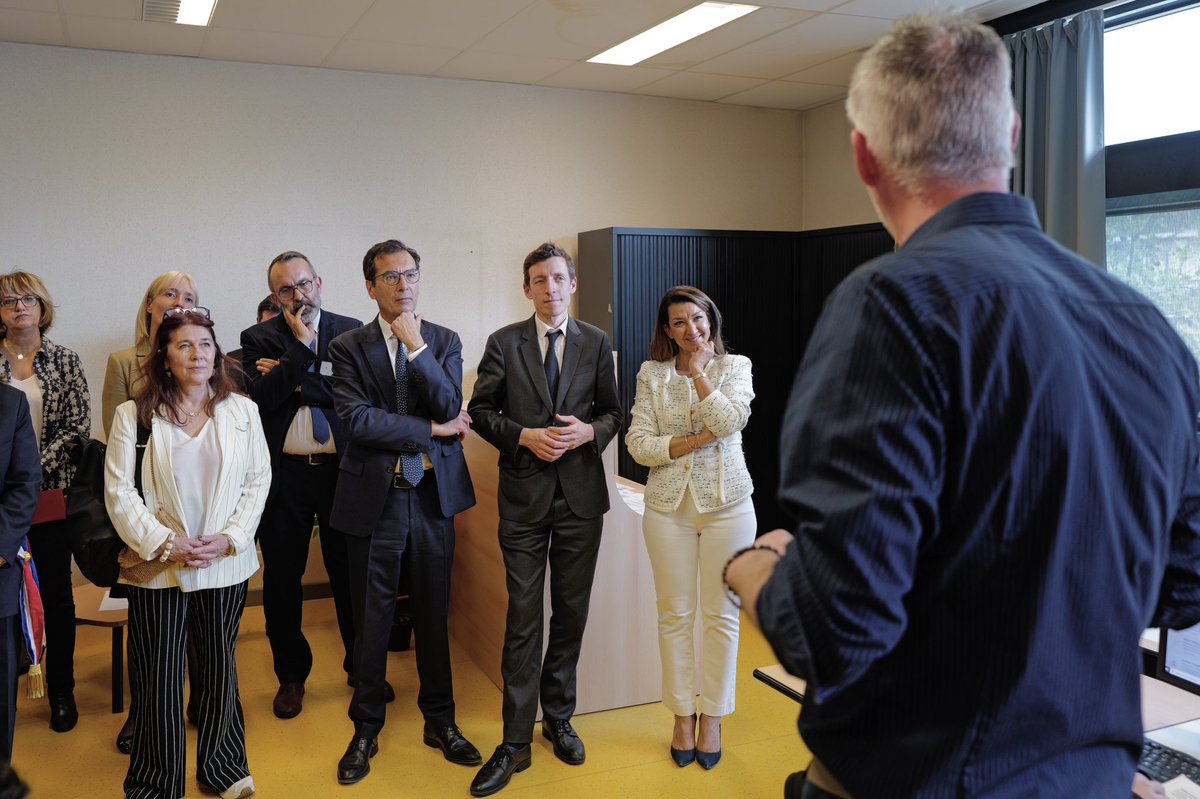 EdouardGeffray's tweet photo. Confiance en soi, CV,  entretiens... l'insertion professionnelle, ça se prépare ! 

Avec @JPFarandou et @SabrinaRoubache au lycée La Tournelle de La Garenne-Colombes, qui forme chaque année des jeunes aux métiers dont nos entreprises ont besoin, dans l’industrie comme dans le secteur tertiaire. 

Pour les accompagner au mieux, ils peuvent désormais bénéficier d’AvenirPro, un parcours renforcé en partenariat avec @FranceTravail et l’@UNmissionlocale. Ateliers collectifs, échanges individuels et rencontres avec des professionnels favorisent leur insertion sur le marché du travail. 

La convention signée aujourd’hui généralise cette ambition et l’ancre dans un partenariat durable, au plus près des réalités de chaque territoire.

Merci aux élèves et aux équipes du lycée pour leur accueil !