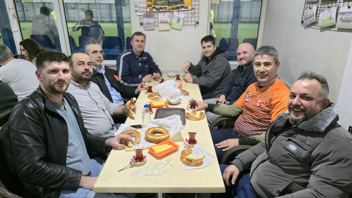 tuncayozen's tweet photo. 09 Nisan 2026 Halı Saha Meslektaş Dostluk Buluşması https://t.co/6WIo4quOv5