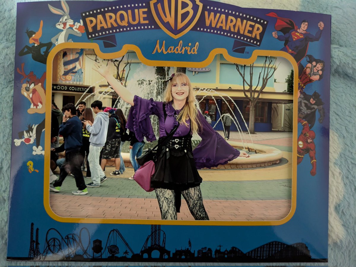 PrincessAirtime's tweet photo. So yesterday I went to PARQUE WARNER MADRID! 🦇🖤💛

Oh my goodness Gotham City Escape is a lot of fun! Every other coaster? Just fine, nothing special. The drop on Stuntfall is the best drop in the park though, I just wish it ended with that 😆😵‍💫 https://t.co/5BSyruenDZ